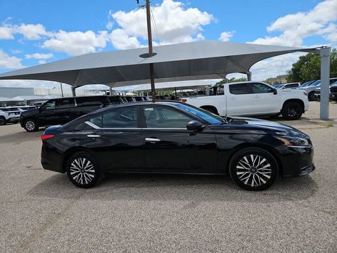 Used 2025 Nissan Altima 2.5 SV FWD image 9
