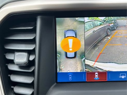 Used 2018 GMC Acadia Denali w/ Technology Package FWD image 31