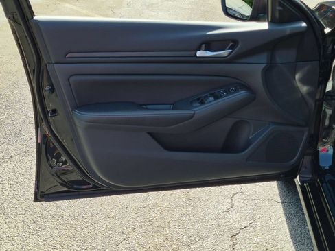 Used 2025 Nissan Altima 2.5 SV FWD image 10