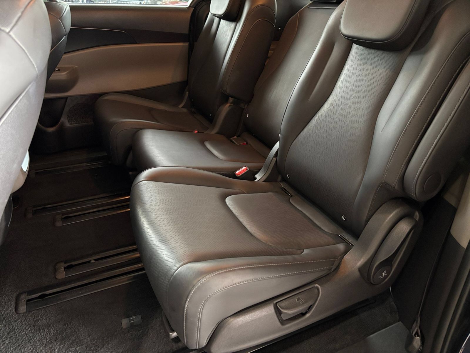 Used 2026 Kia Carnival FWD image 27