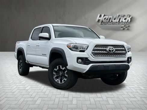 Used 2017 Toyota Tacoma TRD Off-Road w/ Tow Package (A/T) AWD/4WD image 2