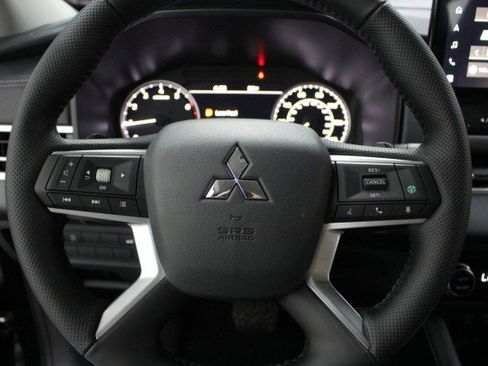 New 2026 Mitsubishi Outlander SE image 8