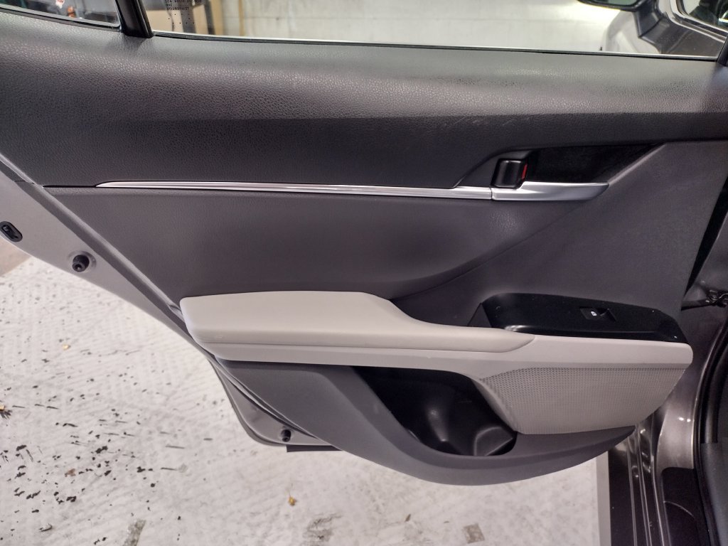 Used 2018 Toyota Camry LE FWD image 33
