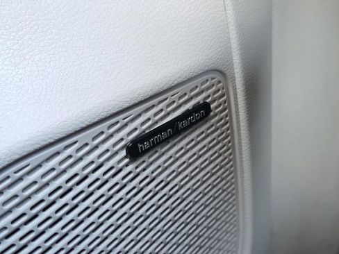 Used 2018 Chrysler Pacifica Limited image 29