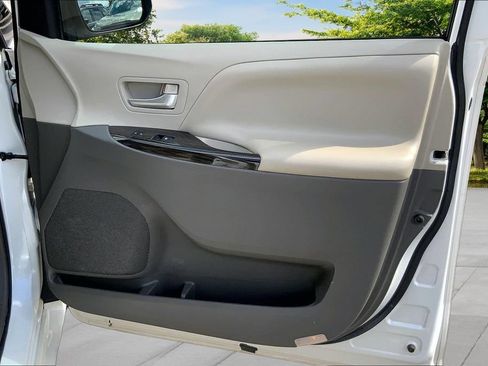 Used 2015 Toyota Sienna XLE Premium FWD image 28