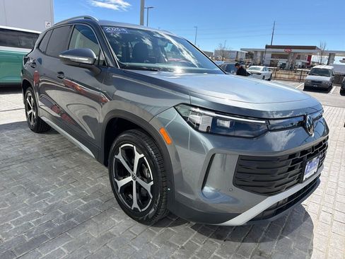 Certified 2025 Volkswagen Tiguan SE image 9