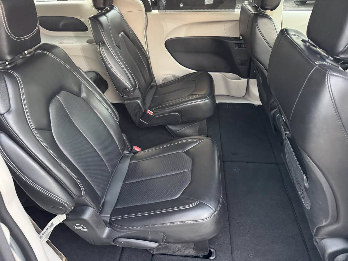 Used 2023 Chrysler Pacifica Touring-L FWD image 17