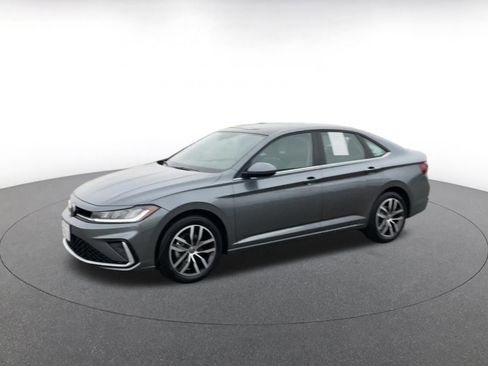 Used 2025 Volkswagen Jetta SE image 8