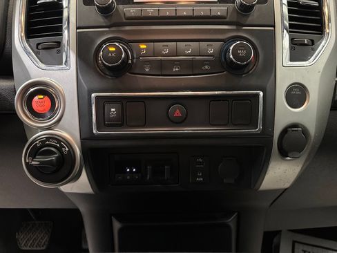Used 2017 Nissan Titan SV AWD/4WD image 19