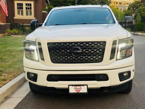 Used 2019 Nissan Titan SV w/ SV Convenience Package image 3