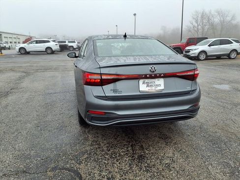 Used 2025 Volkswagen Jetta SE image 22