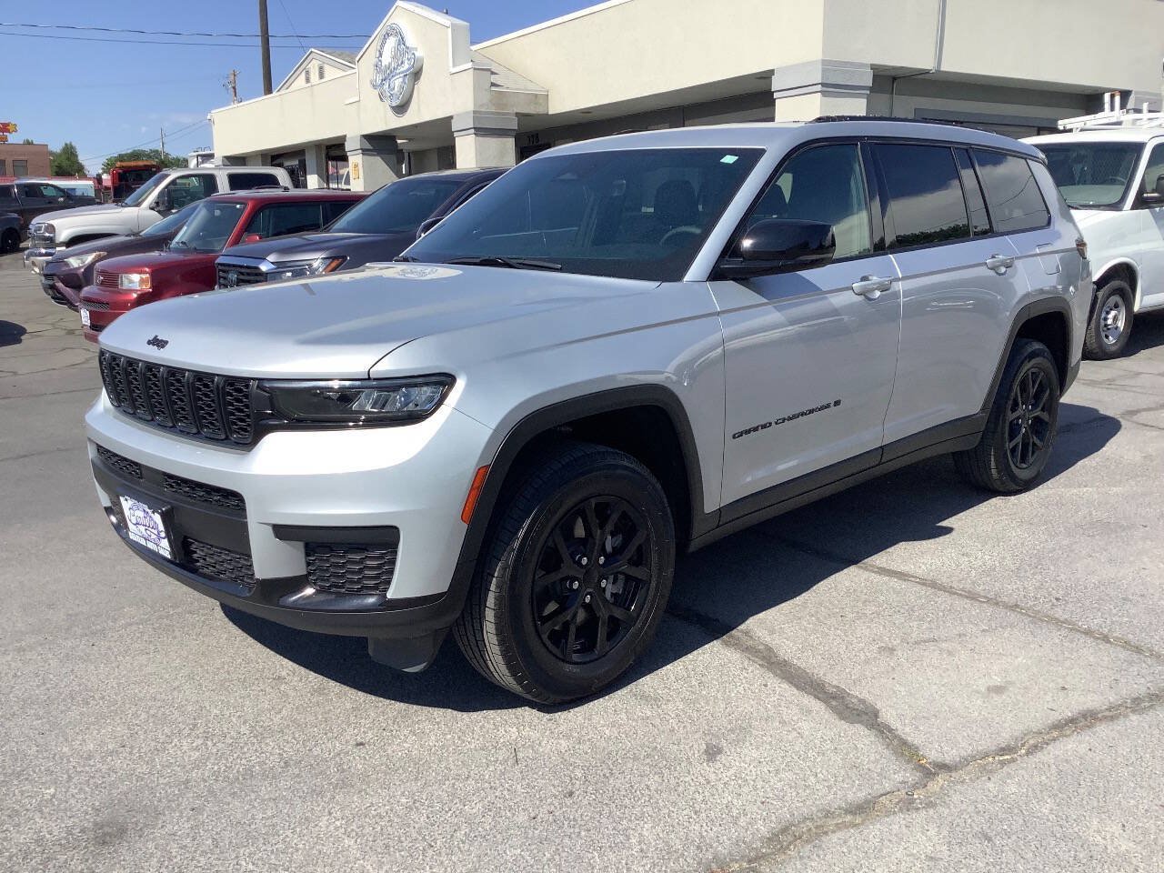 Used 2025 Jeep Grand Cherokee L Laredo AWD/4WD image 25
