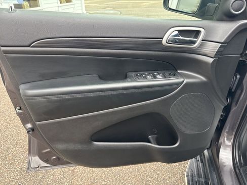 Used 2021 Jeep Grand Cherokee Laredo image 12