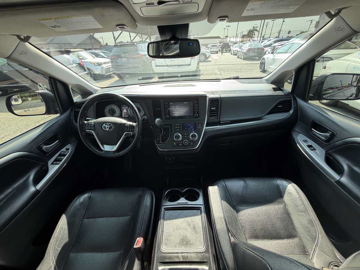 Used 2019 Toyota Sienna SE w/ Carpet Mat Package FWD image 40