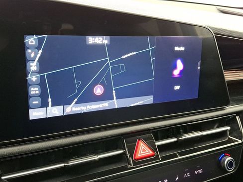 Used 2023 Kia Niro SX Touring image 14