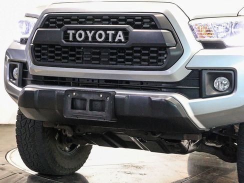 Used 2017 Toyota Tacoma TRD Off-Road AWD/4WD image 8