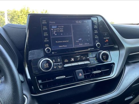 Used 2021 Toyota Highlander L FWD image 32