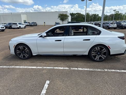 Used 2024 BMW 760i xDrive w/ Executive Package image 8