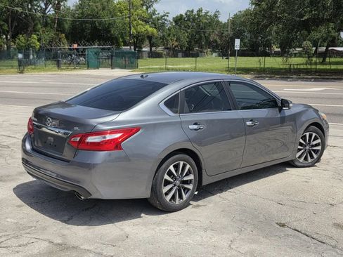 Used 2017 Nissan Altima 2.5 SL w/ Moonroof Package FWD image 3