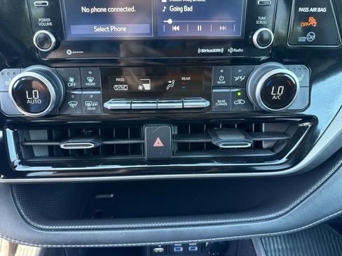 Used 2022 Toyota Highlander XLE AWD/4WD image 24