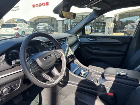 New 2025 Jeep Grand Cherokee Altitude image 26