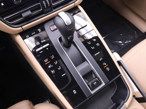 Used 2026 Porsche Macan AWD/4WD image 14
