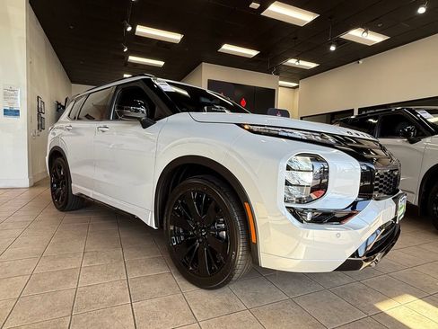 New 2026 Mitsubishi Outlander SEL Black Edition FWD image 2