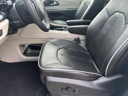Used 2023 Chrysler Pacifica Limited FWD image 10