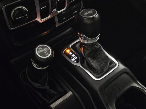 Used 2022 Jeep Wrangler Unlimited Sahara AWD/4WD image 18