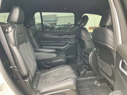 Used 2025 Jeep Grand Cherokee L Laredo RWD image 14