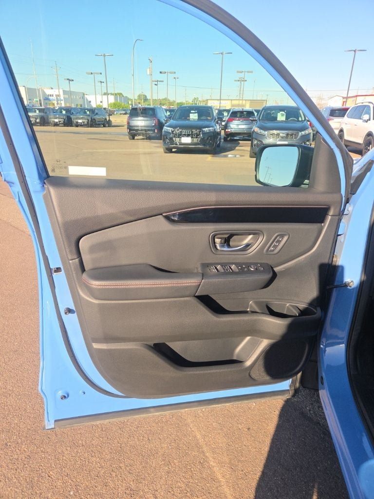 Used 2025 Honda Pilot TrailSport image 11