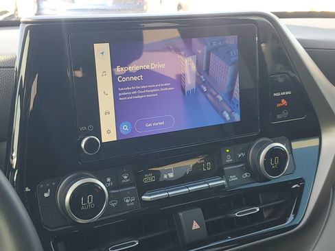 Used 2024 Toyota Highlander XLE FWD image 26
