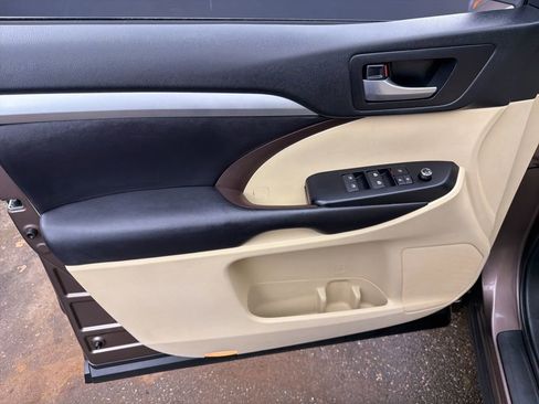 Used 2017 Toyota Highlander XLE image 11