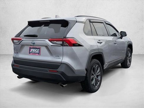 Used 2022 Toyota RAV4 XLE Premium image 5