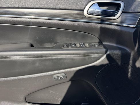 Used 2019 Jeep Grand Cherokee Limited w/ Luxury Group II AWD/4WD image 18