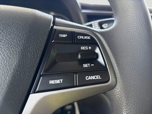 Used 2017 Hyundai Elantra SE FWD image 28