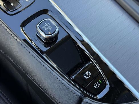 Certified 2025 Volvo XC90 B5 Core image 28