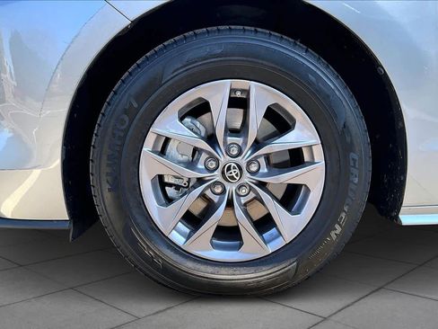 Used 2021 Toyota Sienna XLE image 11