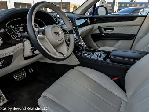 Used 2017 Bentley Bentayga image 3