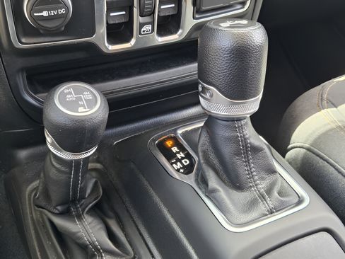 Used 2024 Jeep Wrangler Unlimited Sahara AWD/4WD image 15