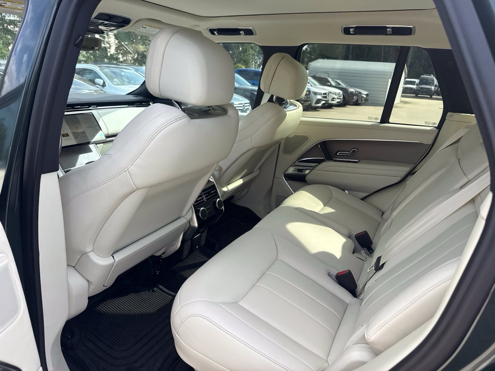 Used 2025 Land Rover Range Rover SE AWD/4WD image 10