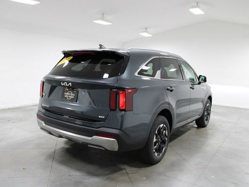 Used 2024 Kia Sorento S image 9