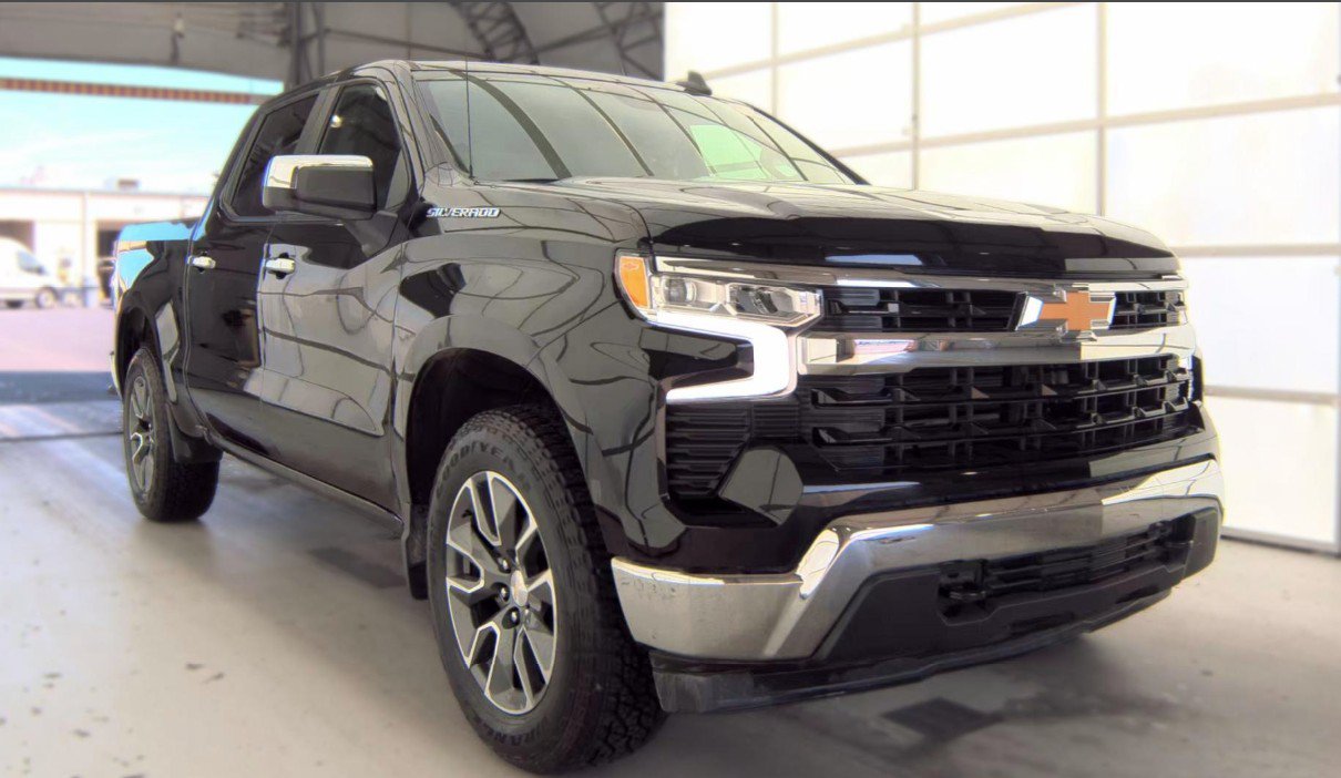 Used 2024 Chevrolet Silverado 1500 LT AWD/4WD image 2