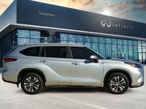 Used 2023 Toyota Highlander XLE image 4