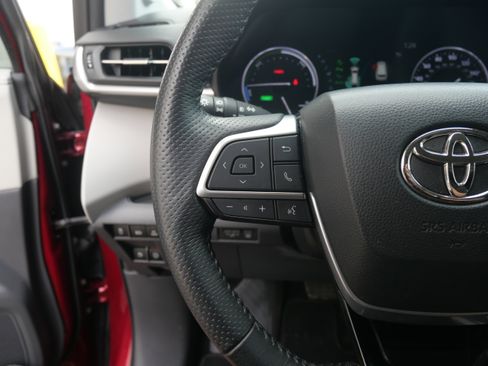 Used 2021 Toyota Sienna Limited image 14