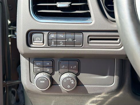 Used 2023 Chevrolet Suburban Premier image 33