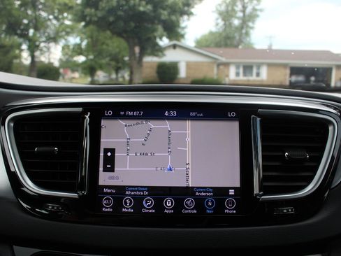Used 2018 Chrysler Pacifica Touring-L Plus w/ S Appearance Package FWD image 26