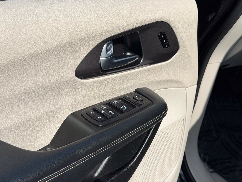 Used 2024 Chrysler Pacifica Touring-L FWD image 20