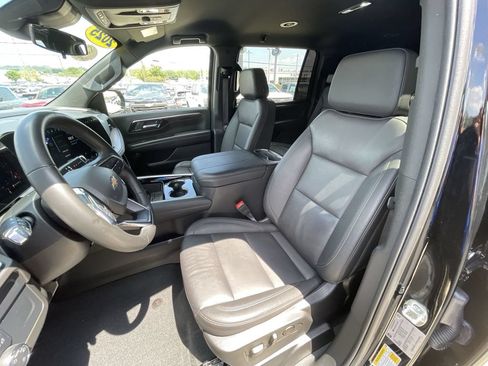 Certified 2025 Chevrolet Suburban LT RWD image 19