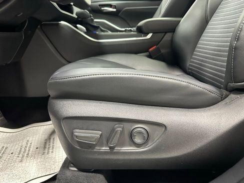 Used 2025 Toyota Highlander XSE image 12